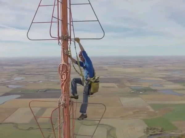 USA: You have to climb a 1,500-foot-tall tower to change a bulb—how much will you get paid?