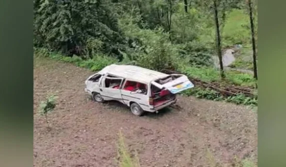 Passenger van plunges into deep ravine at Top