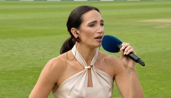 English singer Laura Wright won the hearts of fans by singing Pakistan's national anthem.
