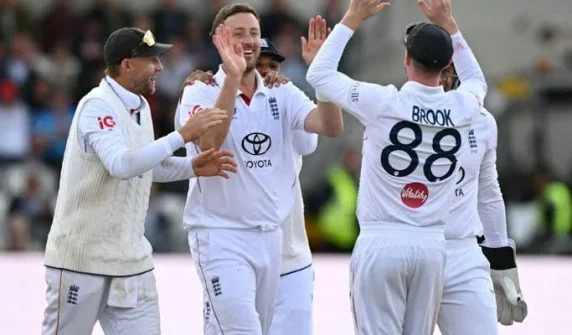 England defeated Pakistan by an innings and 103 runs