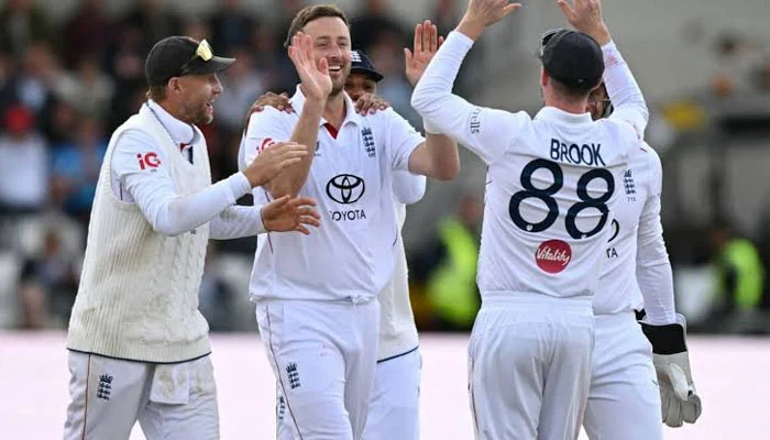 England defeated Pakistan by an innings and 103 runs