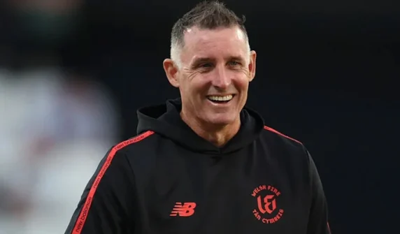 Australia and England compete to secure Mike Hussey's services