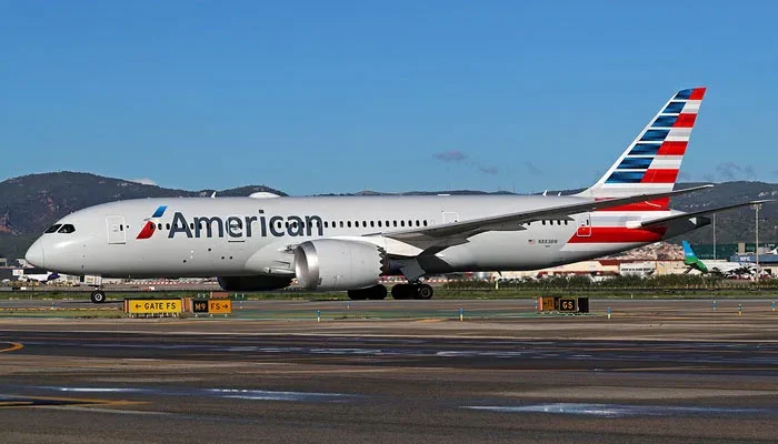 Two tires of a US passenger plane burst before takeoff.