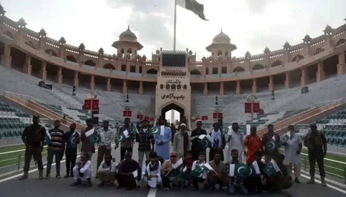 Twenty-five Pakistanis imprisoned in India have returned home via the Wagah Border.