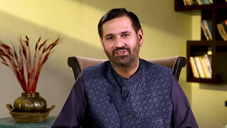 Humorous poet Dr. Fakhar Abbas has passed away at the age of 50.