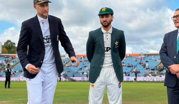 England win toss and decide to bowl against Pakistan