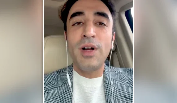 مظفرآباد: پاکستان پیپلز پارٹی نے آزاد کشمیر انتخابات کے دوسرے مرحلے میں بھی دھاندلی کا الزام عائد کردیا۔ بلاول بھٹو زرداری نے ایکس پر جاری بیان میں کہا کہ الیکشن کمیشن اب تک آزاد کشمیر انتخابات کے پہلے مرحلے میں ہماری شکایات پر کوئی کارروائی کرنے میں ناکام رہا ہے، اگر نوٹس لے لیا جاتا تو آج ہونے والے دوسرے مرحلے کے انتخابات کی ساکھ بحال ہوسکتی تھی۔ انہوں نے کہا کہ پیپلزپارٹی احتجاج کرنے اور دوبارہ انتخابات کا مطالبہ کرنے کا حق محفوظ رکھتی ہے، ہم آج کے انتخابات میں بیلٹ بکس بھرنے اور ہمارے پولنگ ایجنٹس کو غیر قانونی طور پر پولنگ اسٹیشنوں سے نکالنے کے حوالے سے متعدد تحریری شکایات پہلے ہی جمع کرا چکے ہیں۔ Bilawal has alleged rigging in the second phase of the Azad Kashmir elections as well.