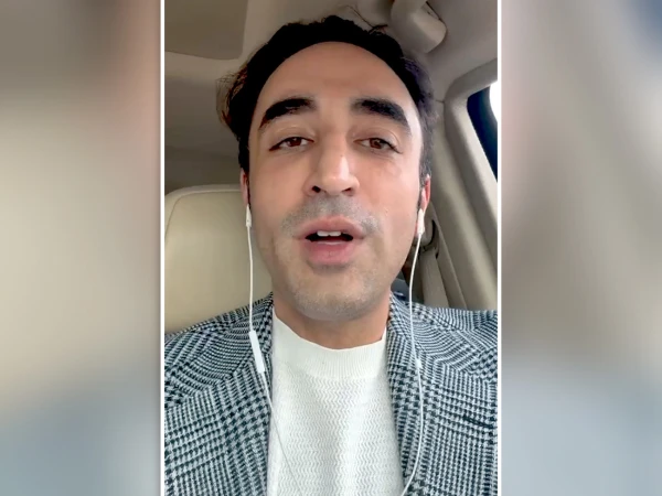 مظفرآباد: پاکستان پیپلز پارٹی نے آزاد کشمیر انتخابات کے دوسرے مرحلے میں بھی دھاندلی کا الزام عائد کردیا۔ بلاول بھٹو زرداری نے ایکس پر جاری بیان میں کہا کہ الیکشن کمیشن اب تک آزاد کشمیر انتخابات کے پہلے مرحلے میں ہماری شکایات پر کوئی کارروائی کرنے میں ناکام رہا ہے، اگر نوٹس لے لیا جاتا تو آج ہونے والے دوسرے مرحلے کے انتخابات کی ساکھ بحال ہوسکتی تھی۔ انہوں نے کہا کہ پیپلزپارٹی احتجاج کرنے اور دوبارہ انتخابات کا مطالبہ کرنے کا حق محفوظ رکھتی ہے، ہم آج کے انتخابات میں بیلٹ بکس بھرنے اور ہمارے پولنگ ایجنٹس کو غیر قانونی طور پر پولنگ اسٹیشنوں سے نکالنے کے حوالے سے متعدد تحریری شکایات پہلے ہی جمع کرا چکے ہیں۔ Bilawal has alleged rigging in the second phase of the Azad Kashmir elections as well.