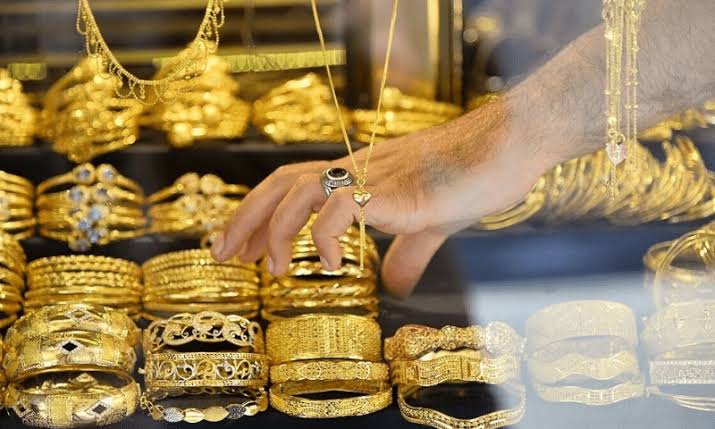 Price of gold increases by Rs10,000 per tola.
