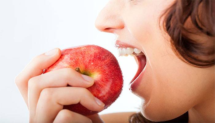 Why is the habit of eating an apple daily beneficial for health?