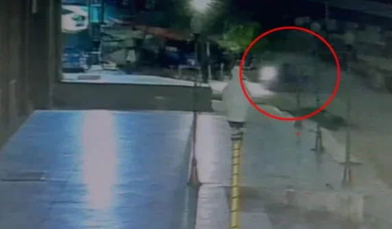 Who was riding the motorcycle that stopped at the crime scene for 20 seconds?