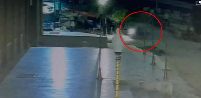 Who was riding the motorcycle that stopped at the crime scene for 20 seconds?