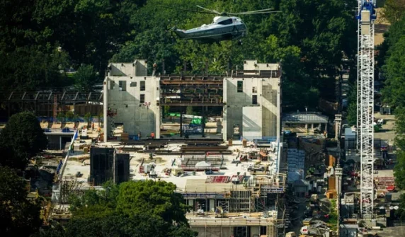 The Trump administration has received permission to continue the construction of the ballroom at the White House.