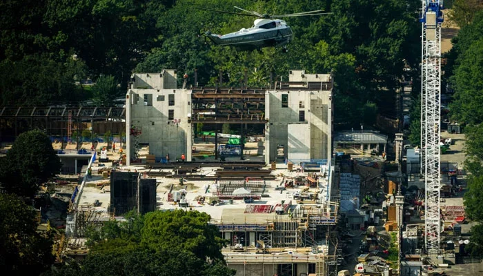 The Trump administration has received permission to continue the construction of the ballroom at the White House.