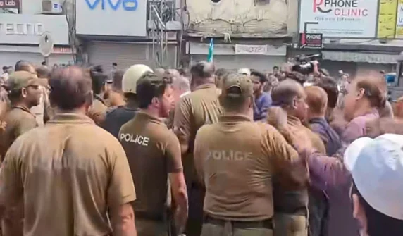 Heated exchange between Jamaat-e-Islami workers and traders on Mall Road
