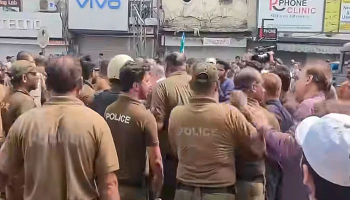 Heated exchange between Jamaat-e-Islami workers and traders on Mall Road
