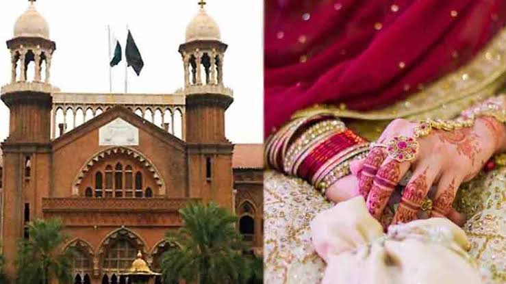 عدالت نے کہا ہے کہ 18 سال سے کم عمر کے ساتھ شادی چائلڈ میرج کے زمرے میں آتی ہے، چائلڈ میرج کے نتیجے میں کم عمر سے ازدواجی تعلق پر 5 سے 7 سال قید ہو سکتی ہے، چائلڈ ابیوز کے جرم پر کم از کم 10 لاکھ روپے جرمانہ بھی ہو سکتا ہے۔ جسٹس منور اقبال دوگل کا کہنا ہے کہ کم عمر لڑکی کی رضامندی اسے بالغ شخص کے ساتھ رہنے کا قانونی حق نہیں دیتی۔ عدالتی حکم نامے کے مطابق موجودہ کیس میں لڑکی کی عمر نکاح کے وقت تقریباً 15 سال 2 ماہ تھی، نادرا ریکارڈ کے مطابق لڑکی کی تاریخِ پیدائش یکم مارچ 2011ء ہے، لڑکی کو مبینہ شوہر کے ساتھ جانے کی اجازت نہیں۔ لاہور ہائی کورٹ کے حکم نامے میں کہا گیا ہے کہ کم عمر لڑکی کو چائلڈ پروٹیکشن اینڈ ویلفیئر بیورو کی محفوظ تحویل میں رکھا جائے، والدین یا مبینہ شوہر سے بچی کی ملاقات صرف نگرانی میں کرائی جائے۔ عدالت کے مطابق لڑکی نے 18 مئی 2026ء کو پسند کی شادی کی جبکہ لڑکی کے والد نے لڑکے کے خلاف اغواء کا مقدمہ درج کروایا اور لڑکی نے مجسٹریٹ کے روبرو بیان دیا کہ اس نے مرضی سے شادی کی۔ لاہور ہائی کورٹ کے حکم نامے میں کہا گیا ہے کہ میونسپل کمیٹی نے بتایا کہ نکاح کا کوئی ریکارڈ موجود نہیں، لڑکی کے والد نے کم عمر شادی کی بنیاد پر اندراجِ مقدمہ کے لیے درخواست دی، پولیس نے مقدمہ درج نہیں کیا جس کے بعد جسٹس آف پیس کو درخواست دی گئی۔ حکم نامے کے مطابق جسٹس آف پیس نے بھی اندراجِ مقدمہ کی درخواست خارج کر دی، درخواست گزار نے جسٹس آف پیس کے فیصلے کے خلاف لاہور ہائیکورٹ سے رجوع کیا۔ Order issued declaring the marriage of a girl under the age of 18 illegal