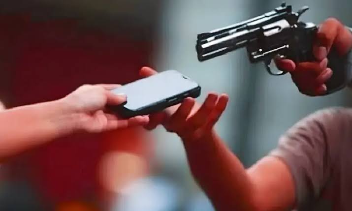 Robbers loot on Shah Faisal-Korangi flyover