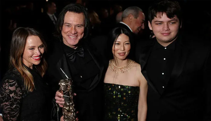 Comedian Jim Carrey has married his girlfriend