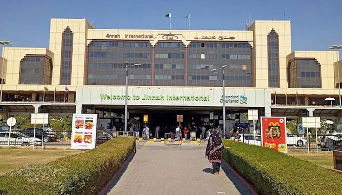 Large amount of foreign currency recovered from woman at Karachi airport