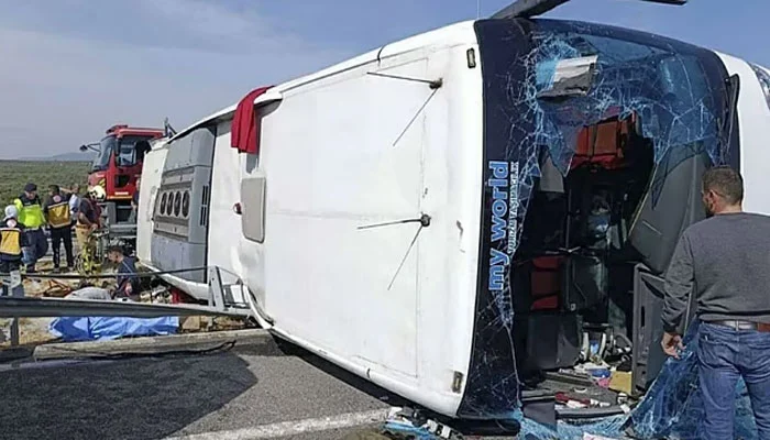 Bus and truck collide, 11 killed.