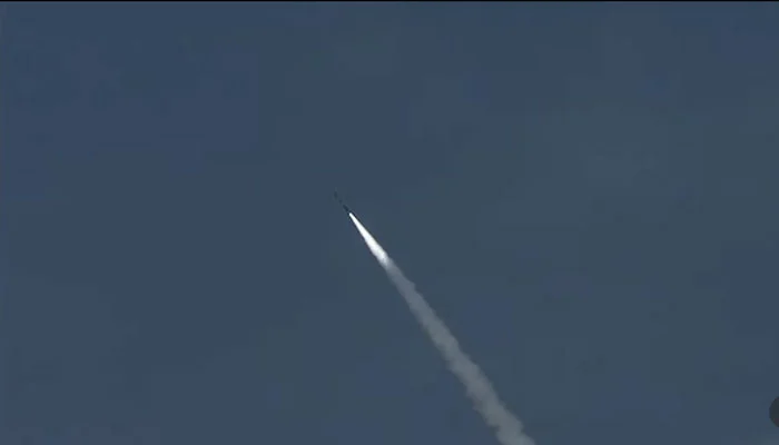 Pakistan Army successfully tests the extended-range hypersonic ballistic missile 'Fatah-II'.