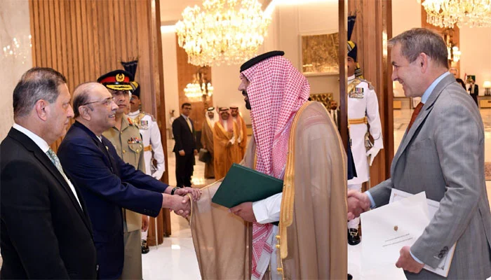 President meets with ambassadors-designate of France and Saudi Arabia