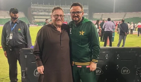 Mike Hesson's father also enjoyed the Pakistan-England match.