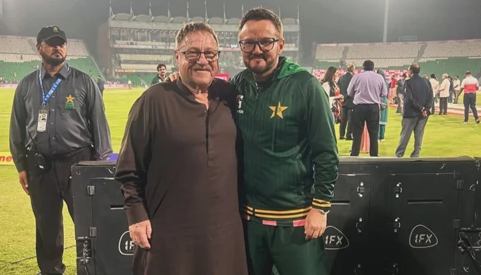 Mike Hesson's father also enjoyed the Pakistan-England match.